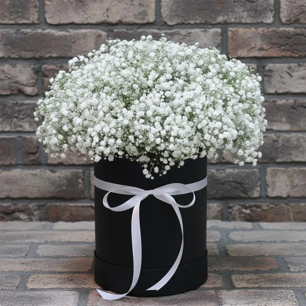 Цветочная композиция из Гипсофила в шляпной коробке в Поворино