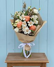 Букет цветов из:  Альстромерии, Лизиантусы, Розы и Хризантемы в Поворино