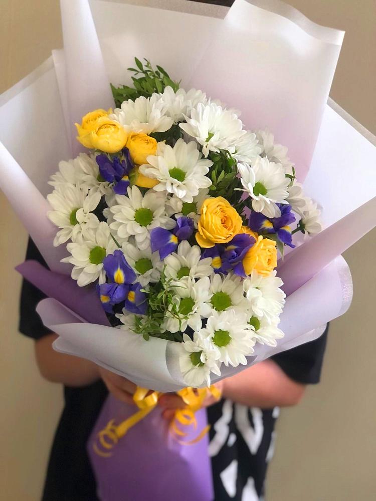 Букет цветов из: Ирисы, Хризантемы и Розы в Поворино