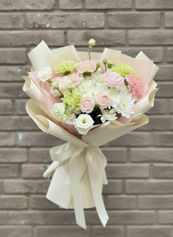 Букет цветов из: Гвоздики, Розы, Лизиантусы и Хризантемы в Поворино