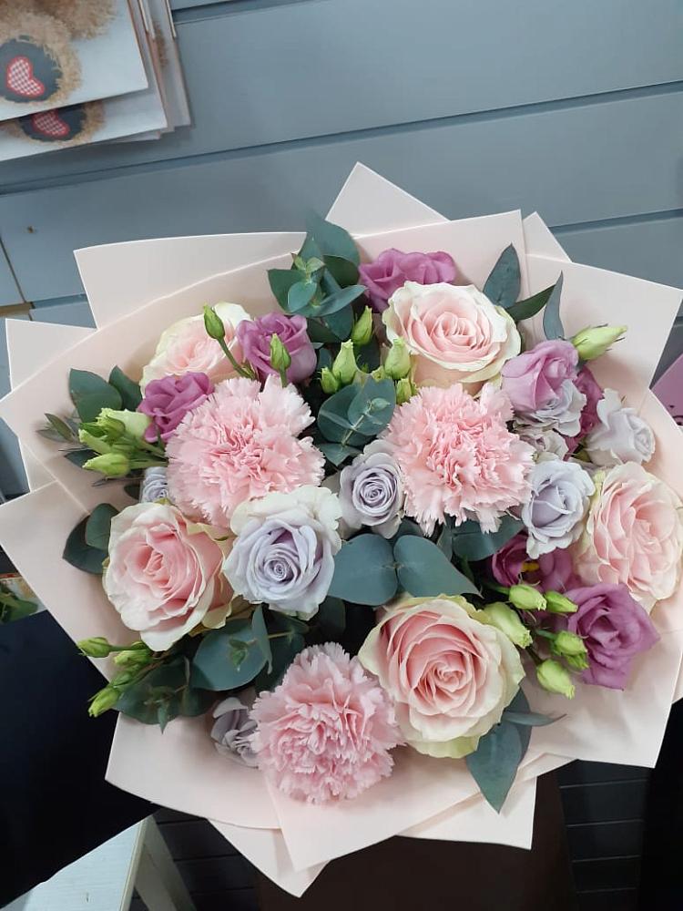 Букет цветов из: Розы, Гвоздики и Лизиантусы в Поворино